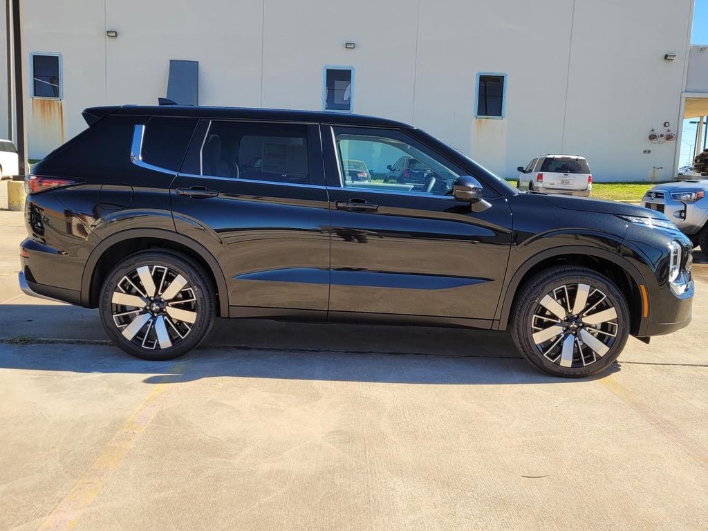 2026 Mitsubishi Outlander — side profile view