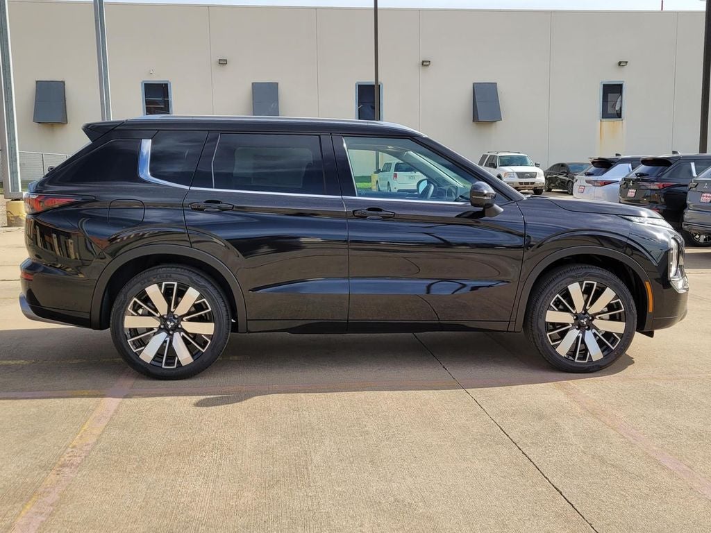 2026 Mitsubishi Outlander — side profile view