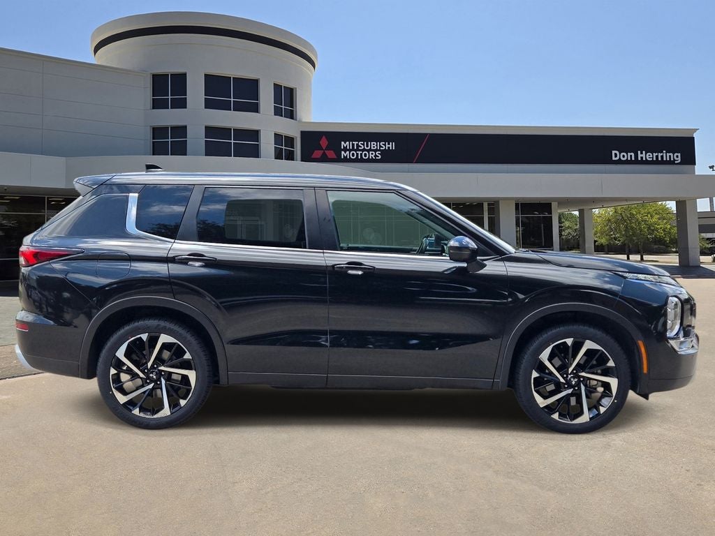 2024 Mitsubishi Outlander — side profile view