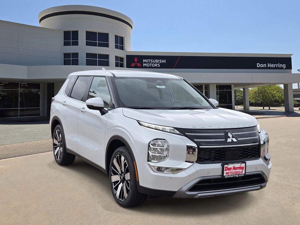 2026 Mitsubishi Outlander SE in White Diamond — front three-quarter view