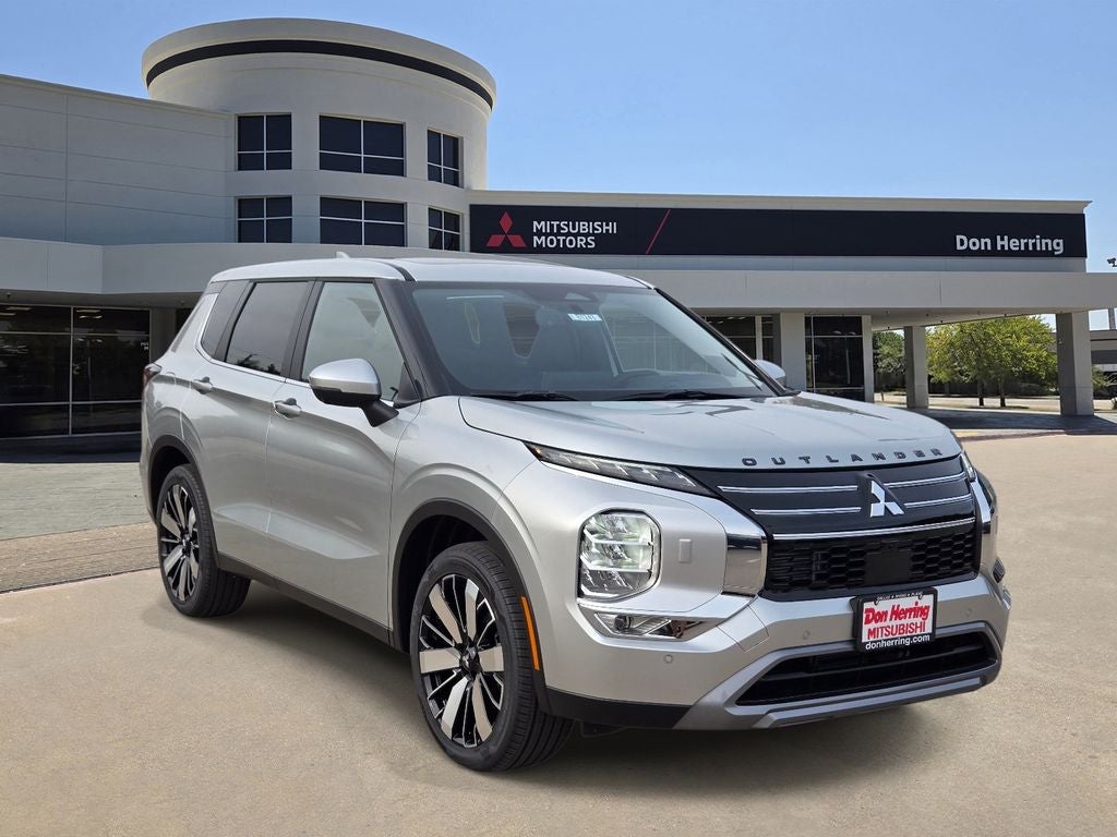 2026 Mitsubishi Outlander SE in Alloy Silver Metallic — front three-quarter view