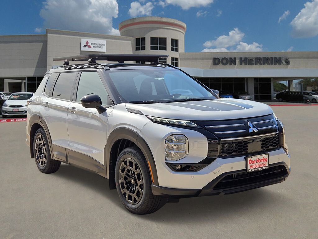 2026 Mitsubishi Outlander Trail Edition in White Diamond/Black Roof — front three-quarter view