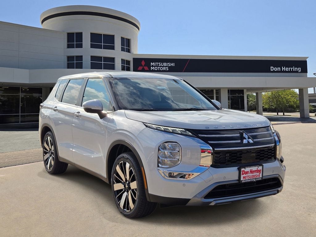 2026 Mitsubishi Outlander SE in White Diamond — front three-quarter view